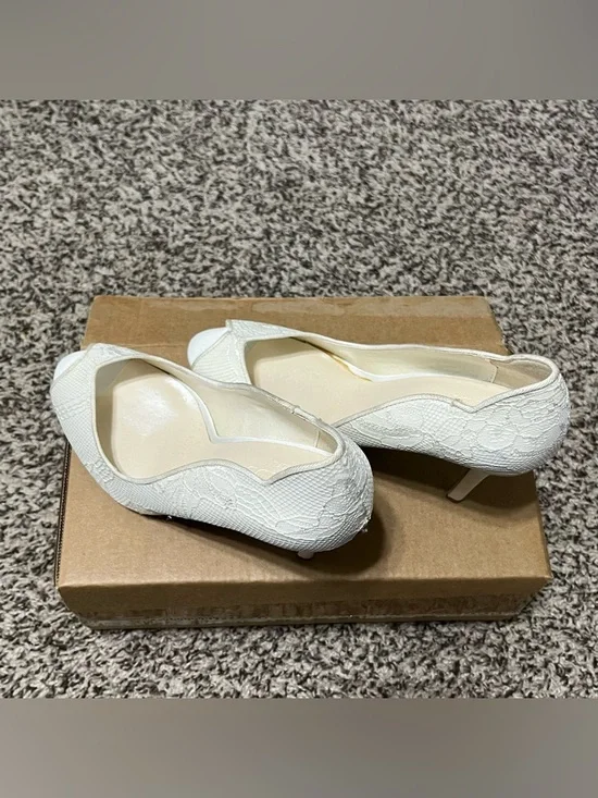 David's Bridal Layla Lace Peep-Toe Pumps in Ibory - Picture 4 of 8